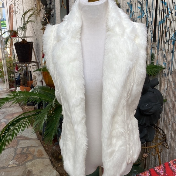 🤍WINTER WHITE FAUX FUR SWEATER VEST🤍 - Picture 3 of 3